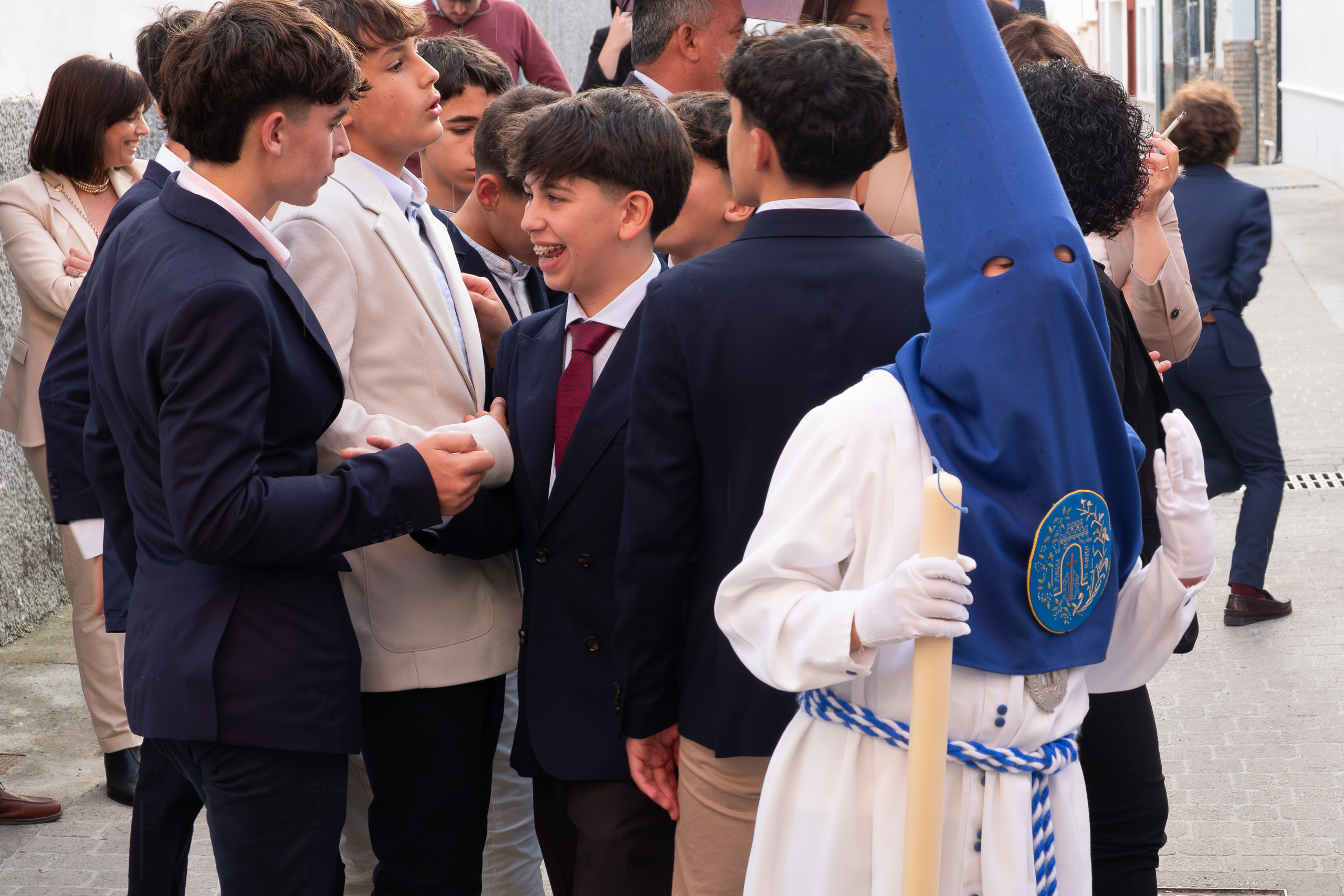 Jugendliche im Gespräch mit einem jungen Nazareno